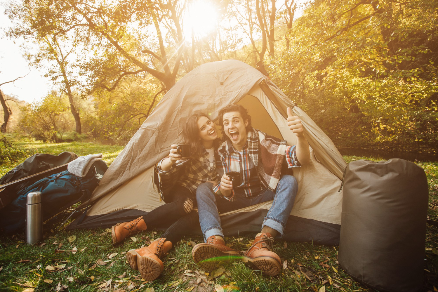 Pareja disfrutando del camping en Caravaca de la Cruz