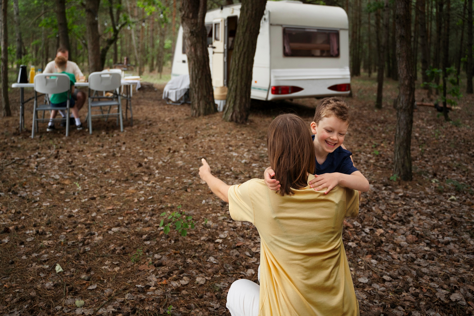 Familia con caravana en Camping Camino del Sol